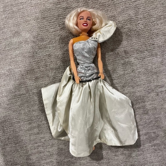 Marilyn Monroe DSI 12 IN Doll [Silver Sizzle] - Picture 1 of 5
